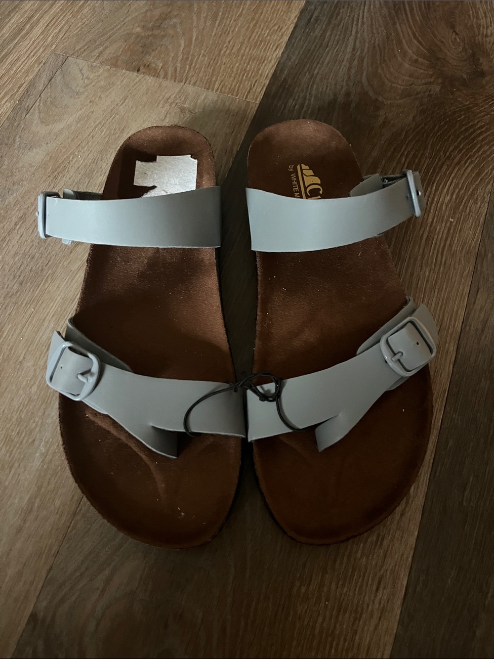 Cliffs by White Mountain SZ 8M  slip on sandals. 
Like new condition.